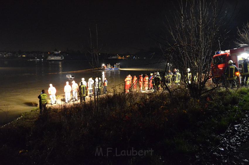 Einsatz BF Koeln PKW im Rhein Mondorf Hersel P120.JPG